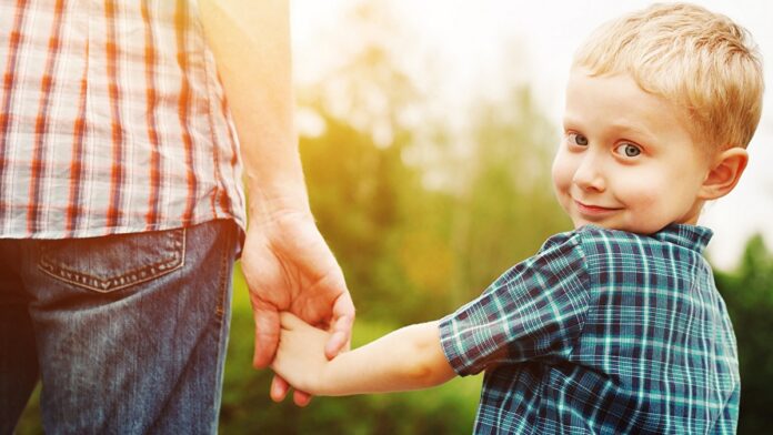 malchik-derzhit-za-r