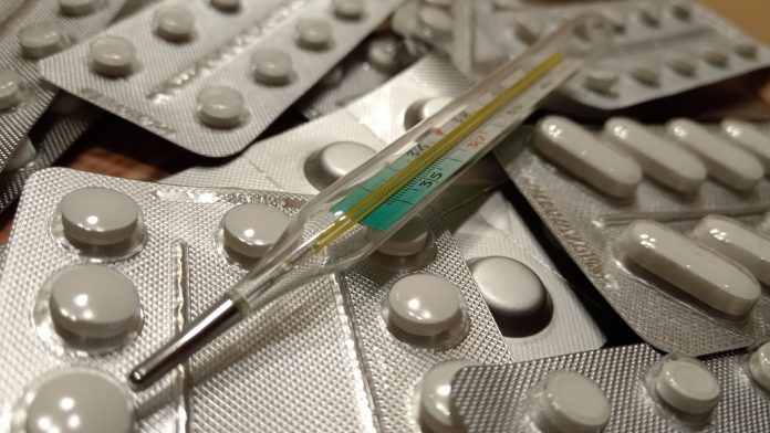 градусник и таблетки