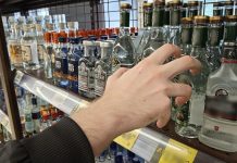 Ударил ножом продавщицу и вынес из магазина бутылку виски: пожилого ухоловца подозревают в разбое