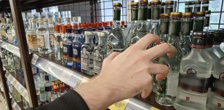 Ударил ножом продавщицу и вынес из магазина бутылку виски: пожилого ухоловца подозревают в разбое