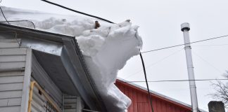 Губернатор Павел Малков поручил усилить проверки очистки кровель от наледи и снега
