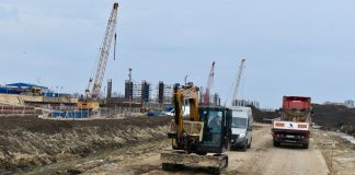 На стройплощадке моста через Оку работают более 300 человек и свыше 90 машин